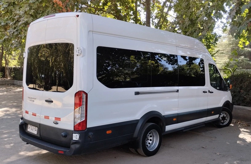 Ford Transit 2020 blanco, patente LTGJ-74, flota Easytour