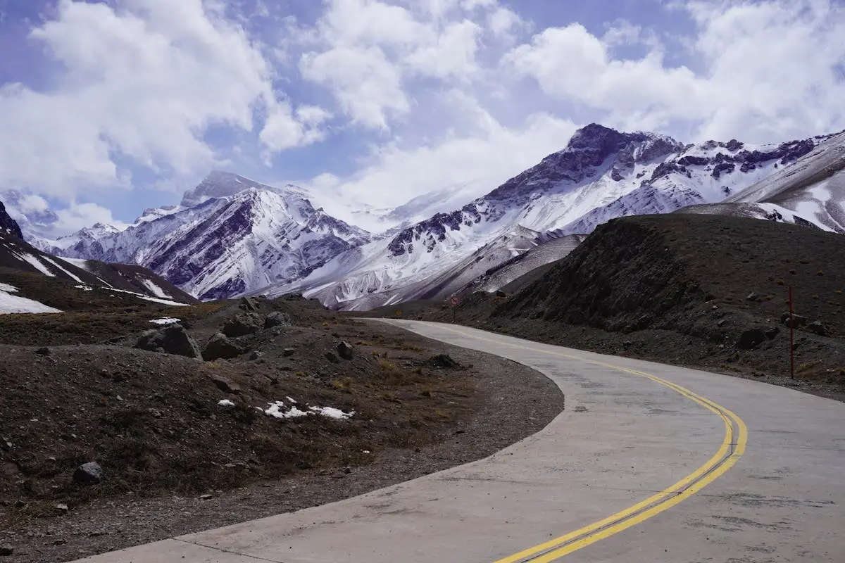 Carretera hacia la cordillera de los Andes, salidas fuera de Santiago
