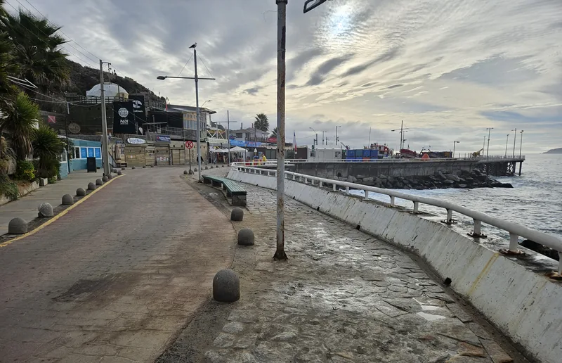 Costanera y muelle de la caleta de Quintay en la costa de Valparaíso