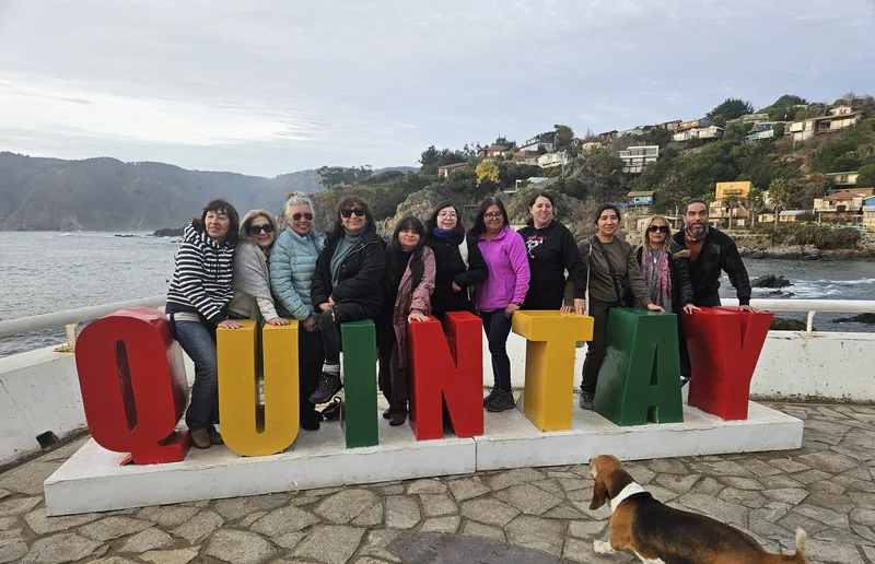 Grupo de pasajeros de Easytour en las letras de Quintay