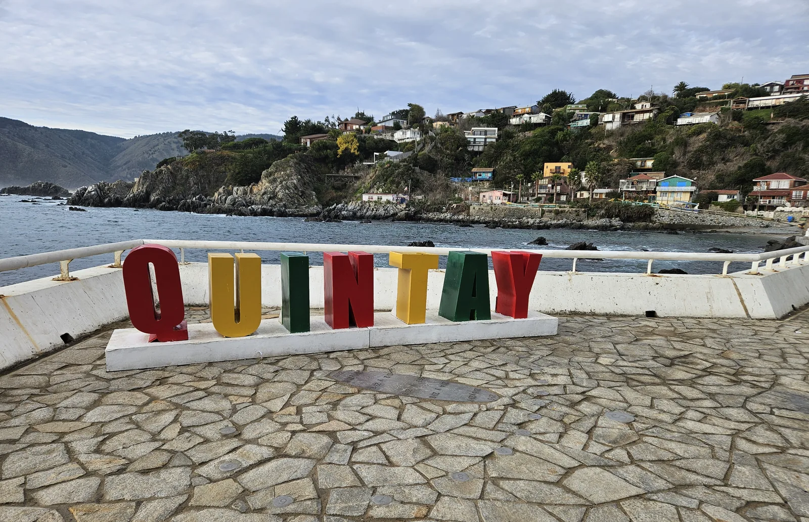 Letras de Quintay en el mirador de la caleta, visita del tour de Easytour