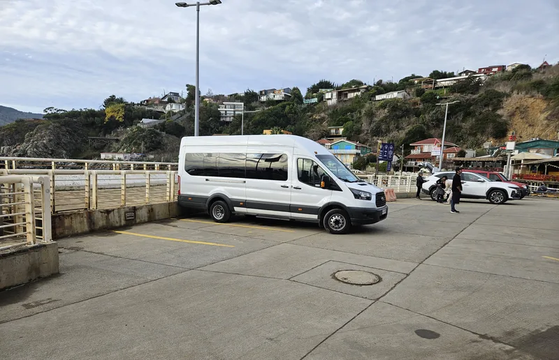 Van Ford Transit de Easytour en la caleta de Quintay durante un viaje especial